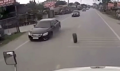 Clip TNGT: Toyota Camry đột nhiên gãy bánh trước, phủ phục xuống đường